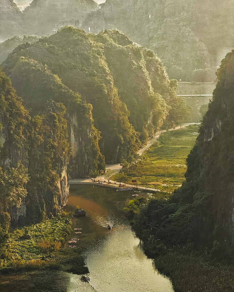 A photo of a trekker in Sirmaur