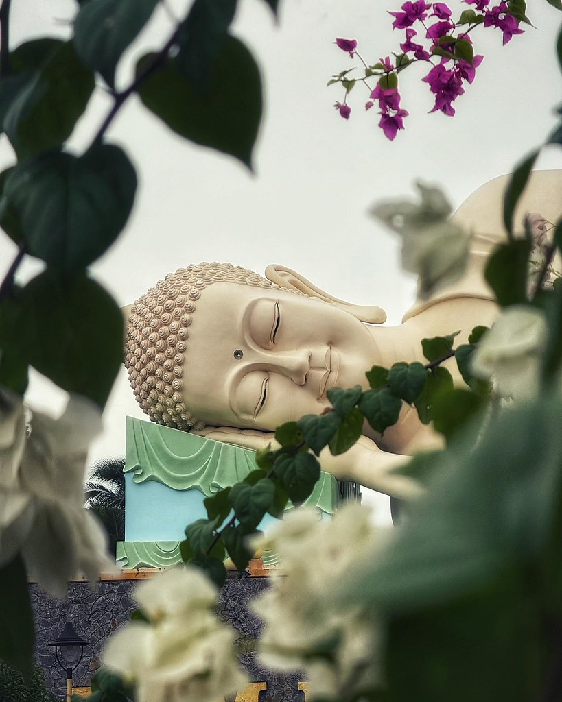 A photo showing a trekker and the Kedarkantha peak